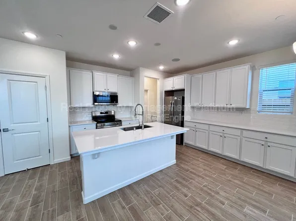 1459 Farmhouse Ln, Clovis, CA 93619