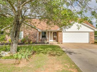 148 Rhoades St, Azle, TX 76020