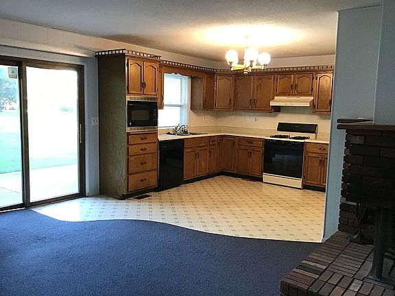 5th image of 604 Flaggland Dr