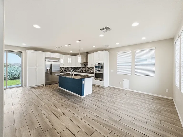 2345 W Gloria Ln — Photo 4