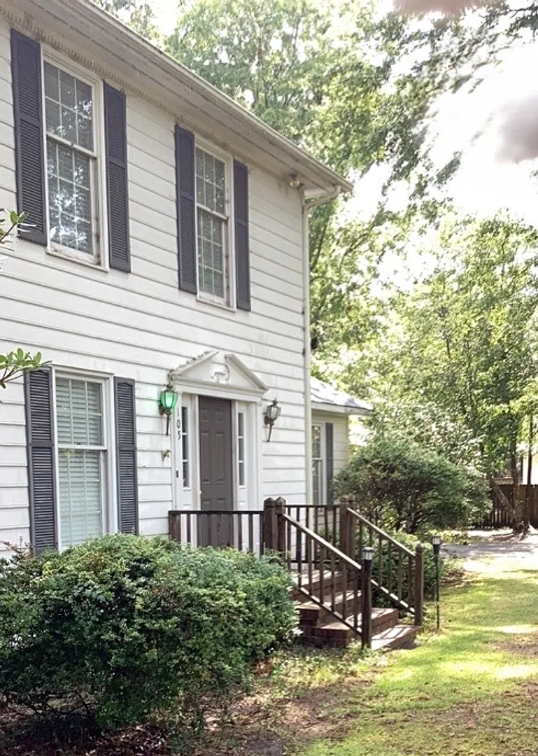 Large 3 bedroom 2.5 bathroom home — Photo 1