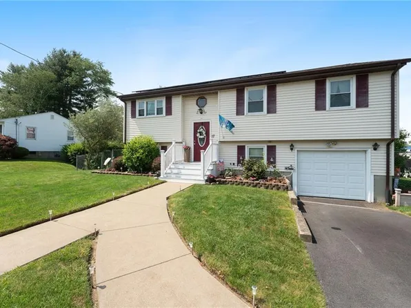 17 Cedar Dr, West Warwick, RI 02893
