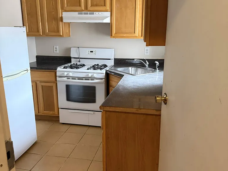 1118 Green St #2 — Photo 4