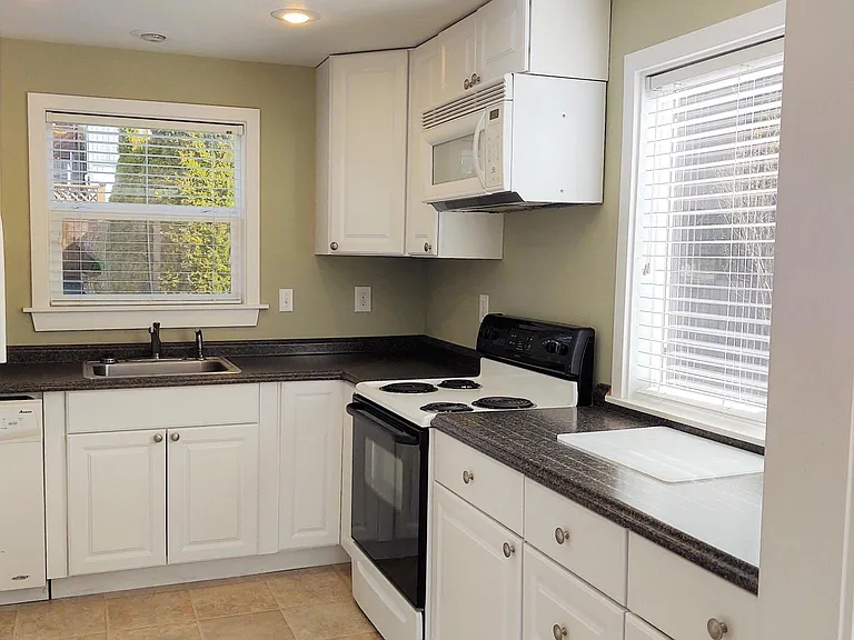 Spacious & bright kitchen