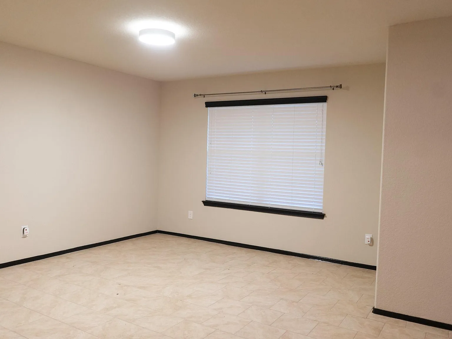 4 bed, 2.5 bath, 2728 sqft, $2,300 — Photo 4