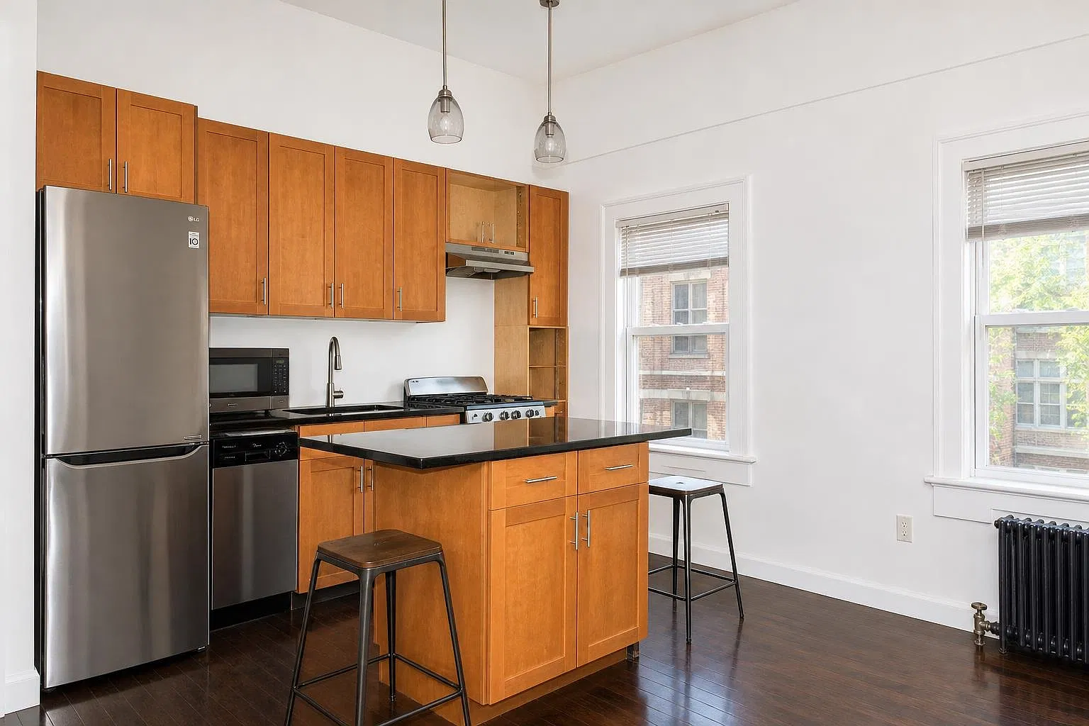 1 bed, 1.0 bath, 660 sqft, $2,350 — Photo 2