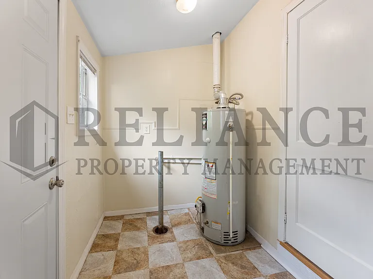 1022 S Yale St — Photo 14
