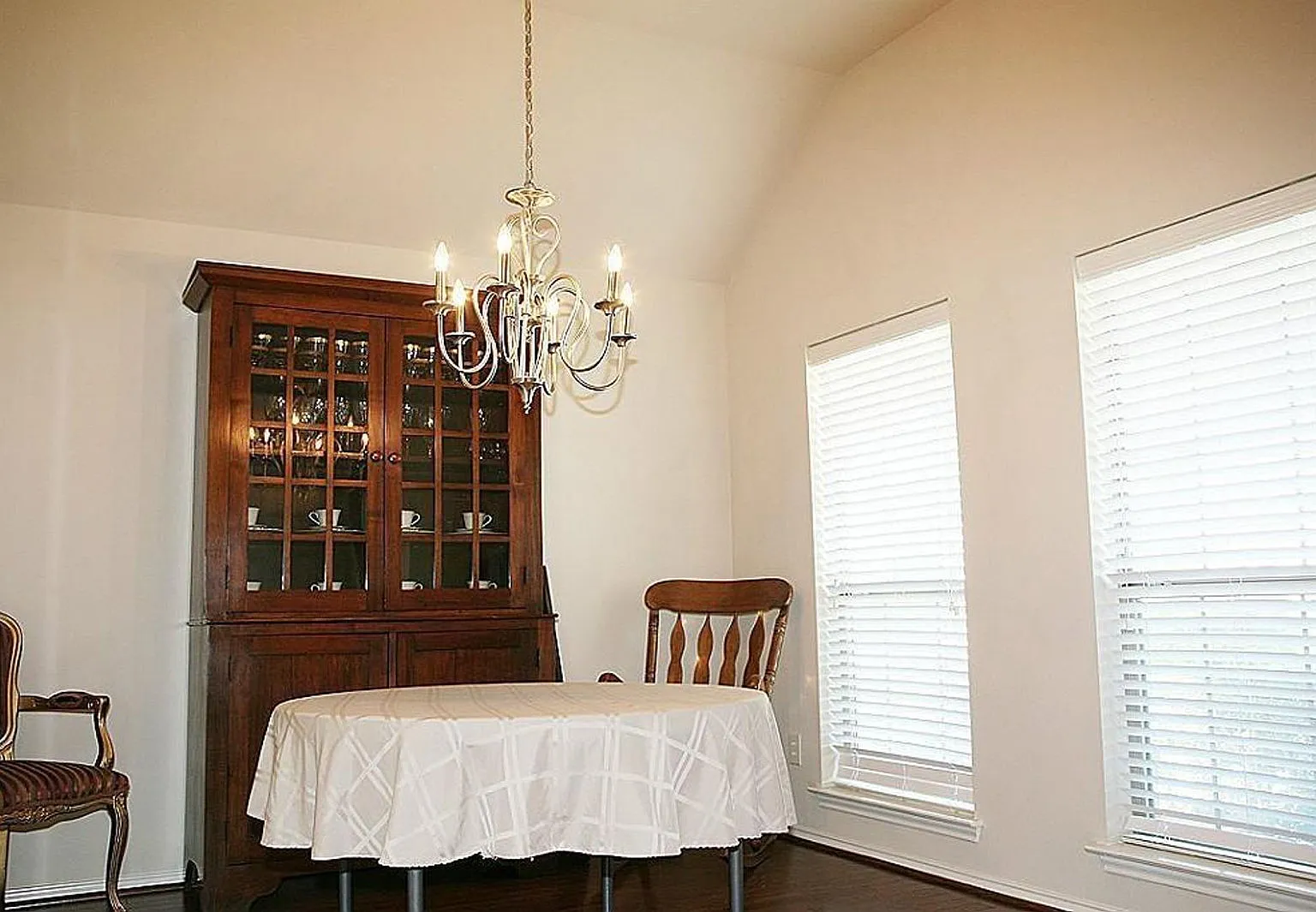 4 bed, 2.0 bath, 1970 sqft, $2,500 — Photo 3