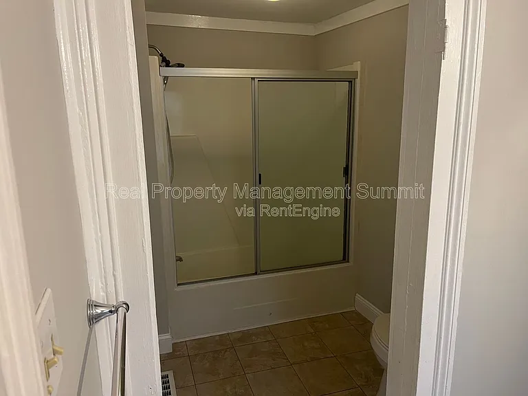 401 N Augusta St #B — Photo 5