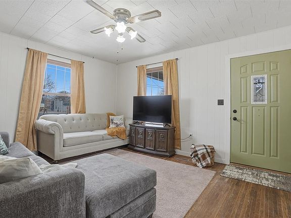 2nd image of 415 S Avenue D