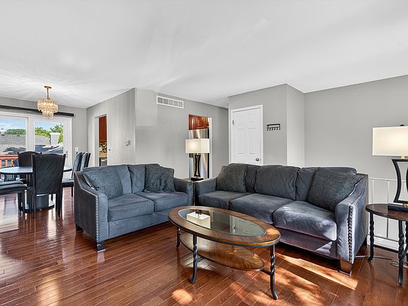 3rd image of 802 S Prairie Ave