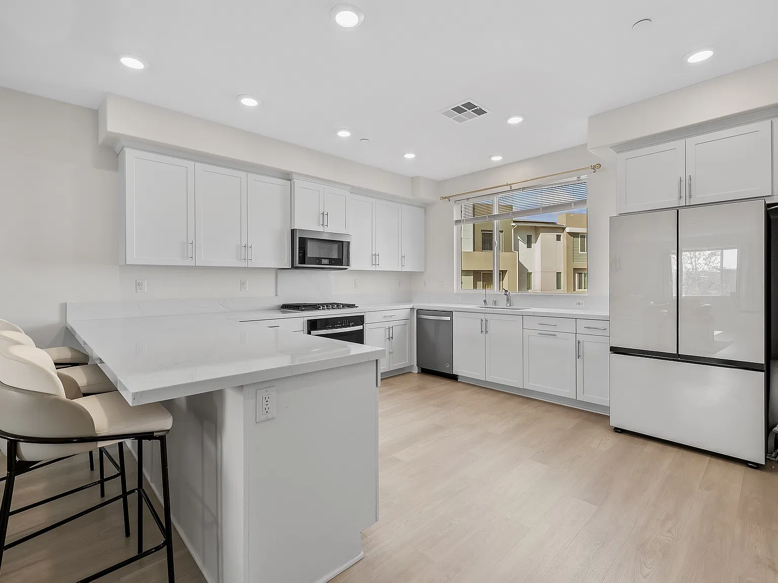 3 bed, 1920 sqft, $4,395 — Photo 3