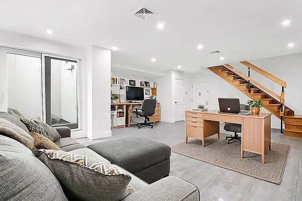 Office, photo 1