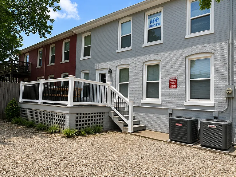 Nice Deck & Parking (3)