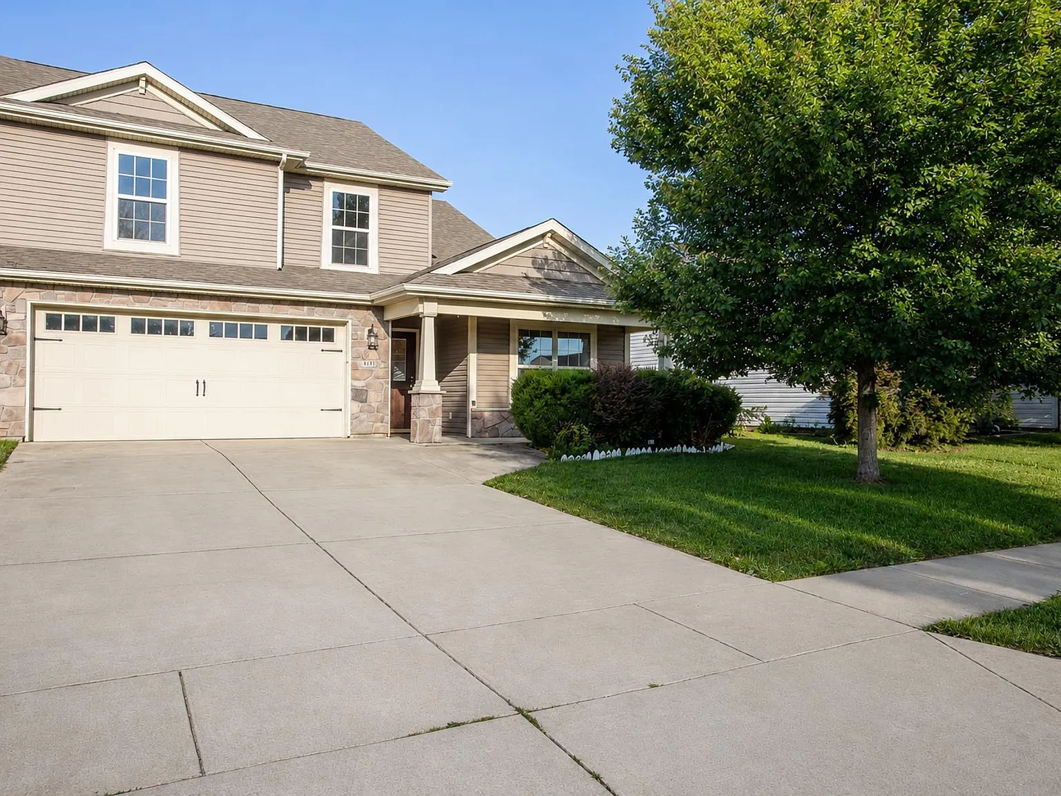 4 bed, 2.5 bath, 2320 sqft, $2,700 — Photo 2
