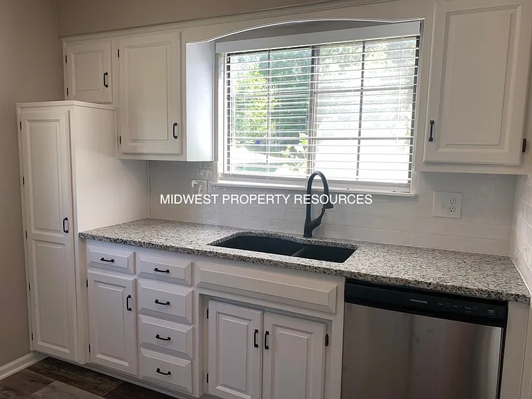 202 NW Market Pl #B — Photo 3
