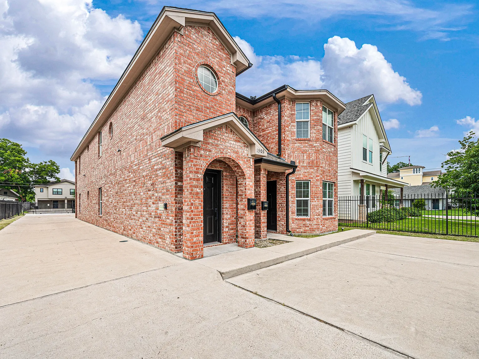 4 bed, 1717 sqft, $4,200 — Photo 2