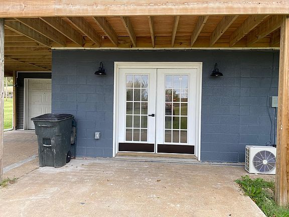 Walkout Basement 1 bedroom apartment with attached garage.