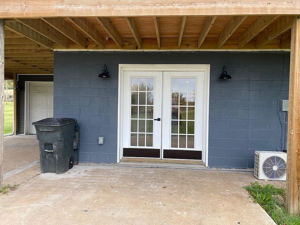 Walkout Basement 1 bedroom apartment with attached garage.