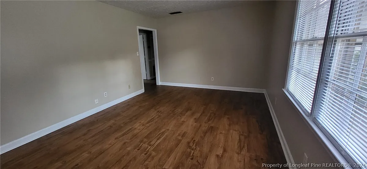 Building Photo - 1005 N Elm St #24