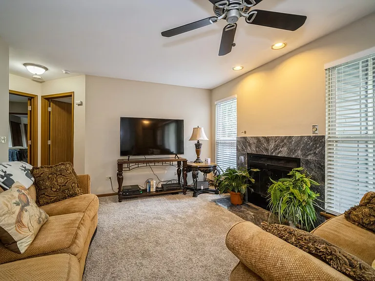 1045 Talbots Ln — Photo 5