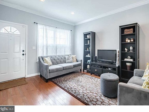 2nd image of 1522 Montrose St