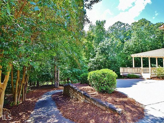 3rd image of 560 Stonehaven Dr