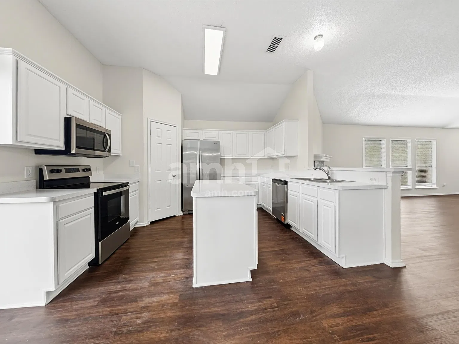 4 bed, 2.0 bath, 1770 sqft, $2,130 — Photo 3