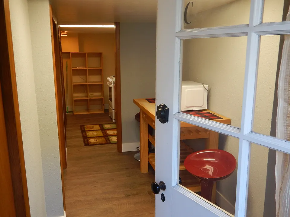 entrance & into kitchen