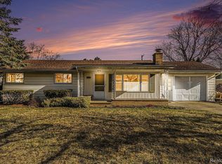 1012 Braeview Dr, Howell, MI 48843