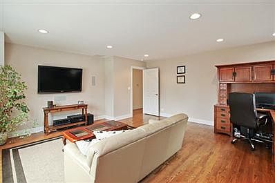 5th image of 377 E Yorkfield Ave