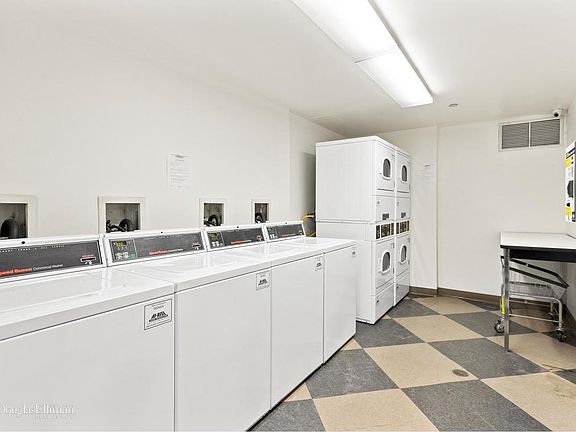 5th image of 2737 27th St APT 3G