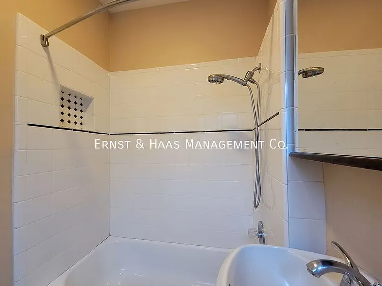 930 E Broadway — Photo 9