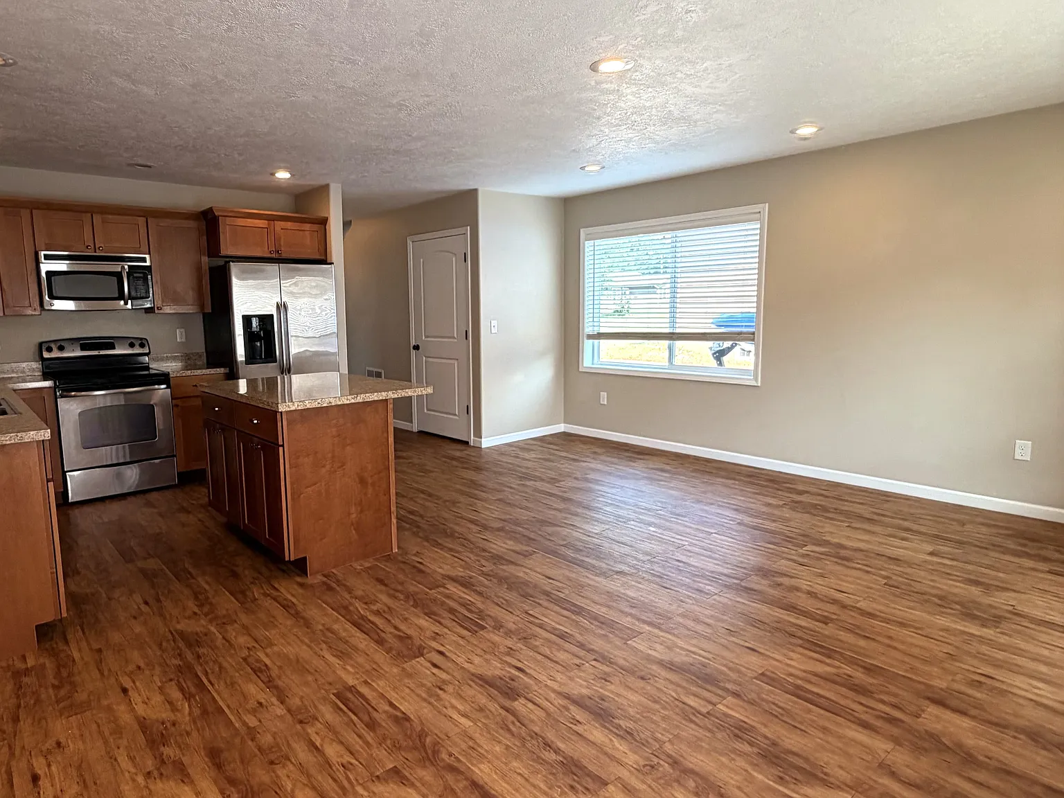 3 bed, 1400 sqft, $1,845 — Photo 2