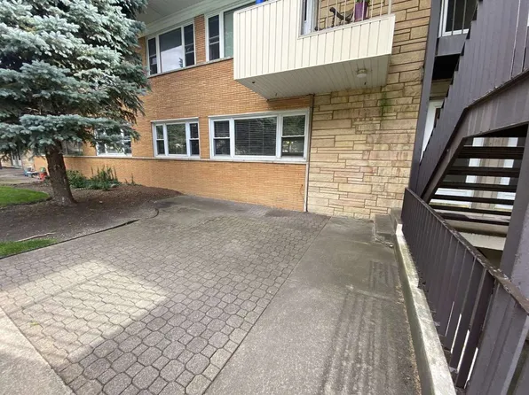 11 Garden Dr APT 4, La Grange Park, IL 60526