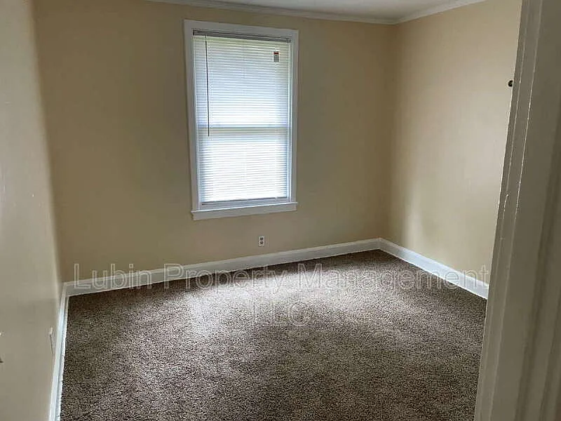 2 bed, 1.0 bath, 687 sqft, $800 — Photo 4