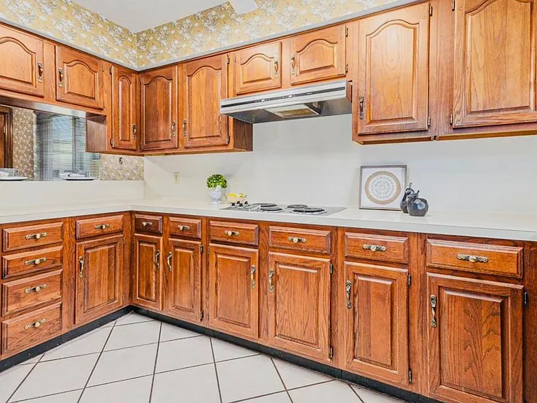 15014 Hollydale Dr — Photo 9