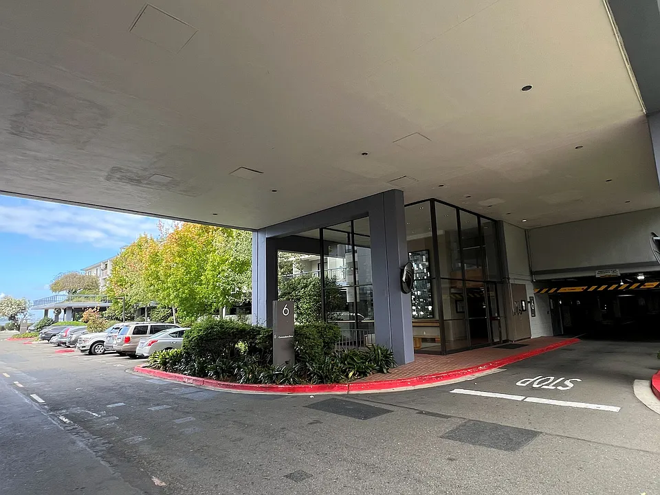 6 Commodore Dr #328