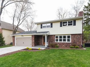 2015 N Summit St, Wheaton, IL 60187