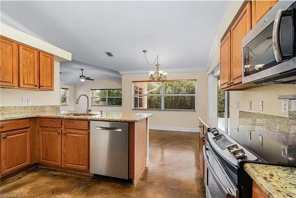 1303 SW 43rd Ln — Photo 2