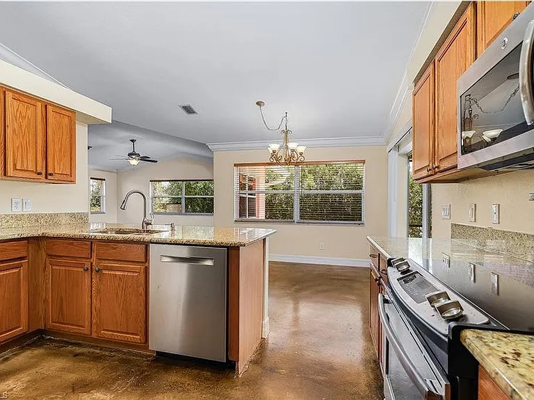 1303 SW 43rd Ln — Photo 2
