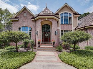 W304N2941 Hawksnest Ct, Pewaukee, WI 53072