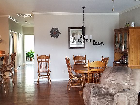 3rd image of 137 Kensington Dr SE