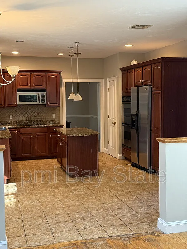 4 bed, 2.5 bath, 3350 sqft, $4,500 — Photo 2
