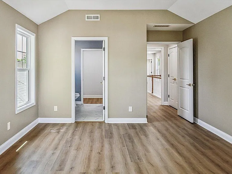 636 N Limestone — Photo 18