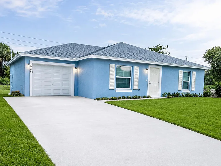 1086 SW Eureka Ave — Photo 1