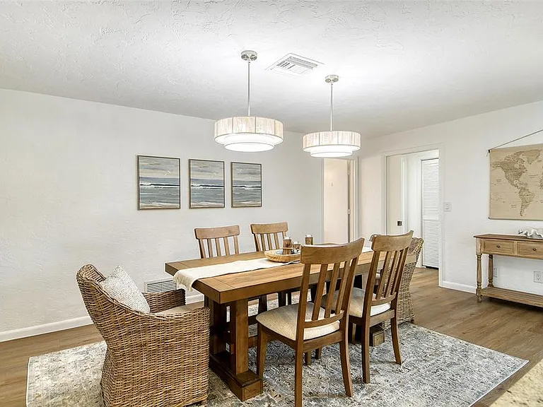 6722 Roxbury Dr — Photo 32