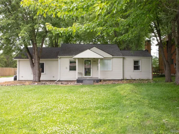 39751 Sylvia St, Harrison Township, MI 48045