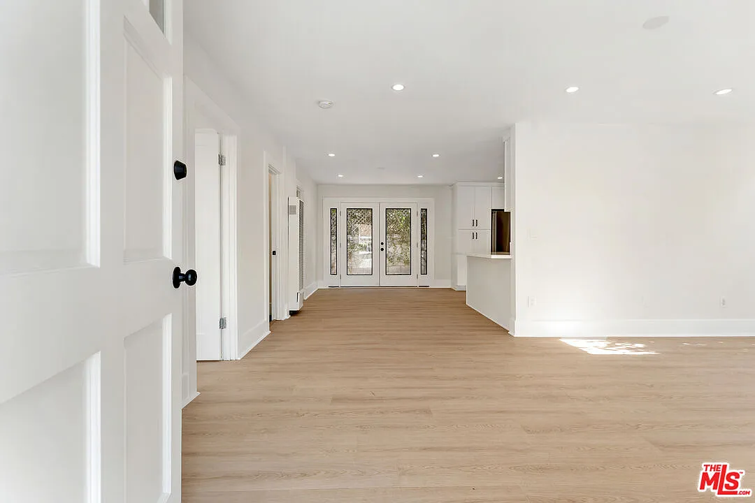 2 bed, 2.0 bath, 1000 sqft, $3,850 — Photo 2