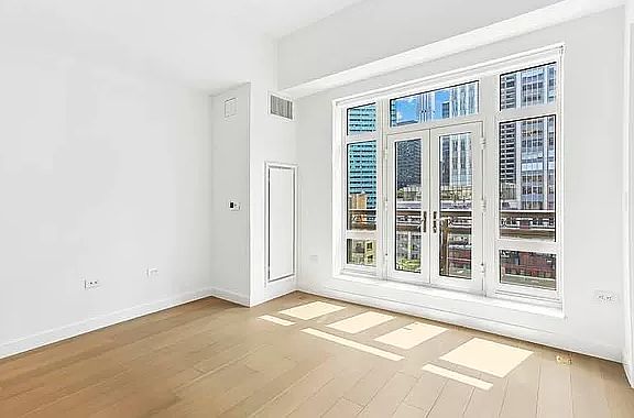 3rd image of 115 E 55th St APT 10B